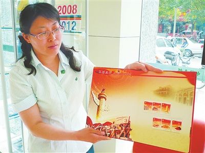 宁夏邮政公司工作人员在展示相关邮品。本报记者赵媛媛摄