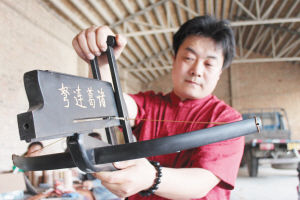 吴景刚向记者展示他最得意的作品??复原的诸葛连弩。因为他复原的诸葛连弩在工艺上最接近，所以已经被军事博物馆收藏。