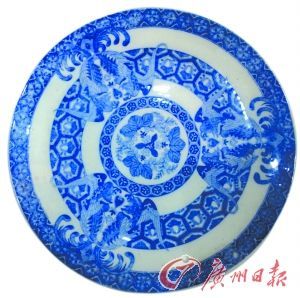 岑先生收藏的日本瓷器正面。 