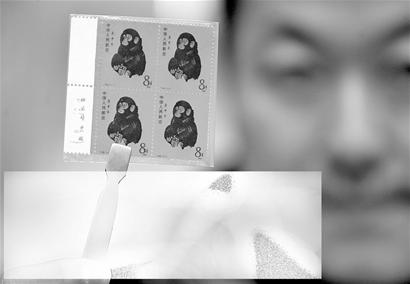 　目前，1980年北京邮票厂印制的四方联猴票市值已达4.5万元。记者张源源 摄