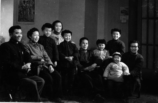 1960年代，朱光明拍摄的全家福摄影作品。人们脸上都洋溢着单纯、光明的笑容。在中国，上照相馆拍照始终是一件“大事”，充满了仪式感，所以人们都希望拍下自己最快乐最好看的时刻，尤其在1960年代，没有人上照相馆拍照会紧绷着脸，这是商业需要，当然，也有政治需要。