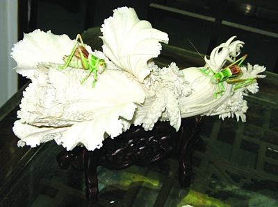  象牙雕蝈蝈白菜。