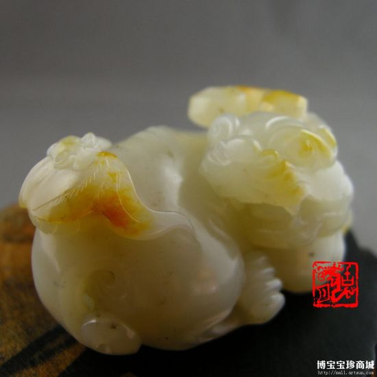 和田籽料.苏州.古月胡锡涛玉雕工作室 黄皮原籽把件 瑞兽纳福 （图片来源 博宝宝珍商城）