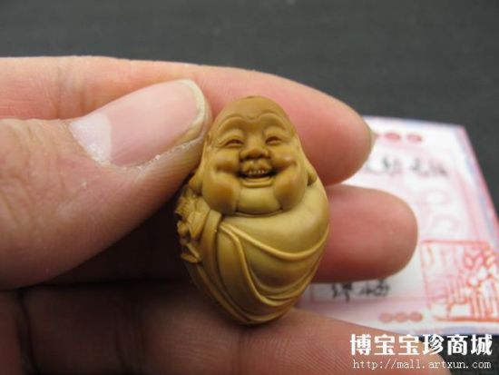 橄榄核雕 弥勒送福 （图片来源：博宝宝珍商城）