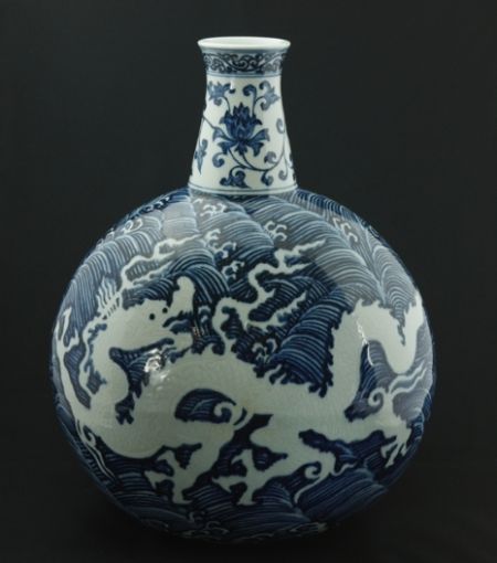 明宣德青花海水白龙纹扁瓶