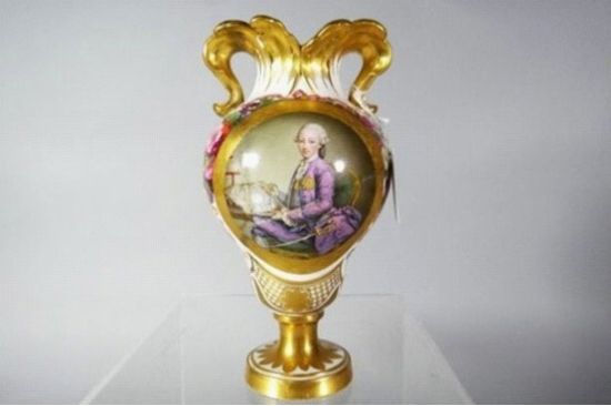 这只有200年历史的古董花瓶曾破碎，现已被黏合
