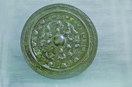 东汉“青羊”铭对置式神兽镜