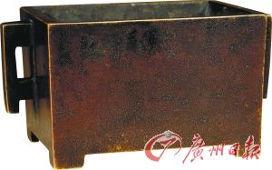 明 戟耳马槽炉。