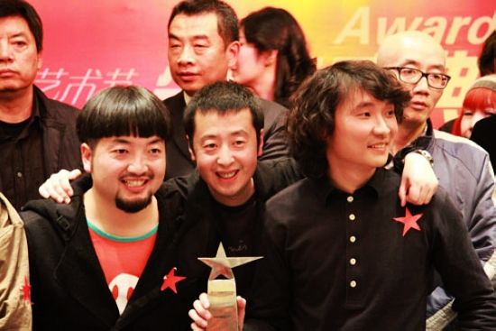 颁奖嘉宾贾樟柯和两位“新星星”刘巍巍(左)、何千里