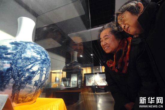 两位北京市民正在中华民族艺术珍品馆内观赏由江西景德镇陶瓷艺术家刘敏创作的入选上海世博会主题馆的陶瓷作品