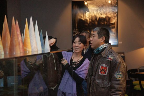 艺术家在展览现场