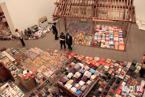 观众在“物尽其用”装置艺术展上参观