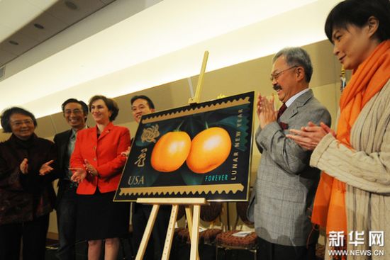 旧金山市代理市长李孟贤(右二)等为兔年邮票揭幕