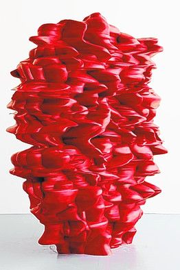 曾经在卢浮宫展览的托尼•克拉格的红色阳光形状的雕塑