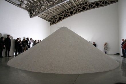 展览现场的晶体盐小山