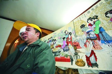 李巧生和他的画作 记者 徐元宾 摄