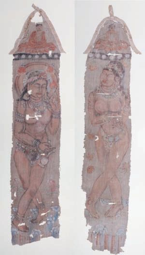 中拍国际2011春拍精品：南北朝菩萨像幡挂 两幅各宽30厘米 高160厘米