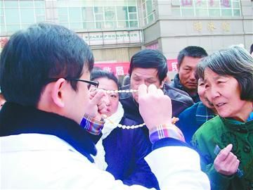 市质监局黄金珠宝检测中心工作人员正在“鉴宝”记者田珊 摄