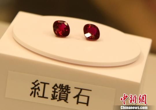 罕见鸽血红钻石亮相南京　泱波　摄