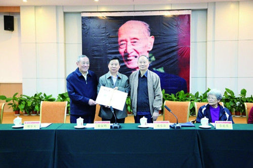 昨日，山大举行臧克家遗物捐赠仪式