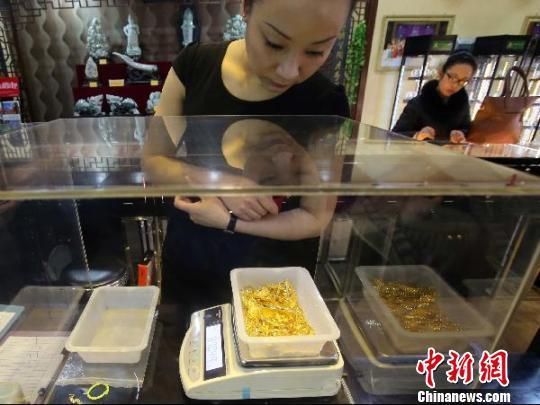 金店工作人员正在称重。张云摄