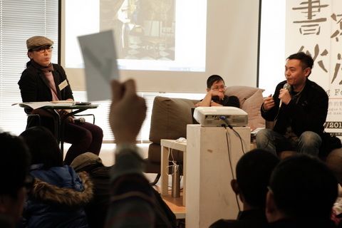 书写火炭闭门研讨现场，左起梁展峰、梁宝山、周俊辉