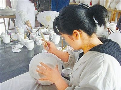 青年技师在一丝不苟地描画。
