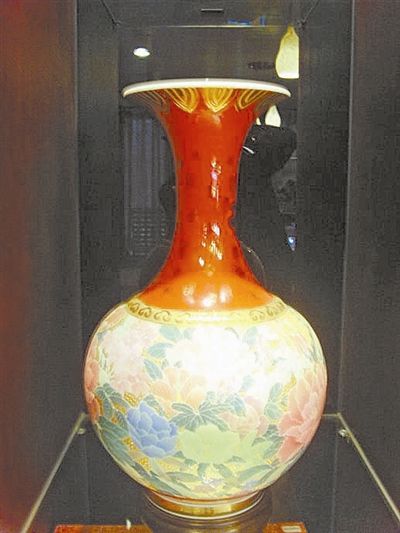 “四德国瓷”出品的瓷瓶。