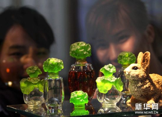 两位女士在观看展出的香水瓶