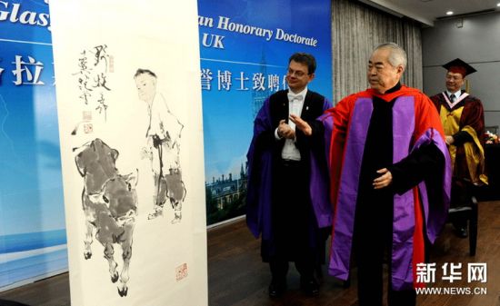 范曾（中）在致授仪式上将自己的一幅中国画作品赠予格拉斯哥大学