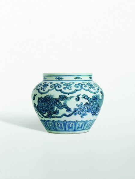 明永乐 青花如意垂肩“佛狮戏球”图罐 高18.5cm（估价4000万至6000万港币）