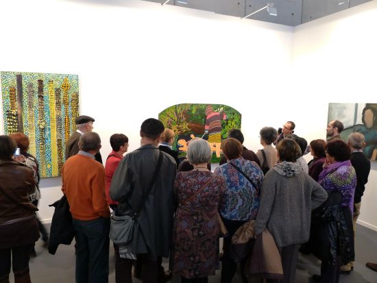 观众参观来自中国艺术家陈飞作品《拾荒者》