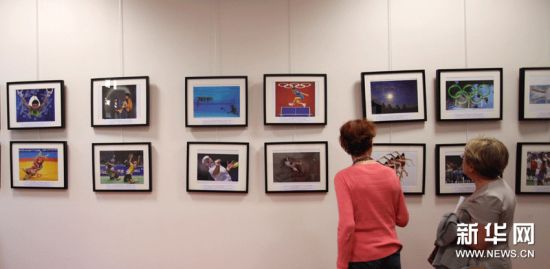 观众在法国雷恩市孔子学院举行的“新华影廊”图片展上参观 新华网图片 高静 摄