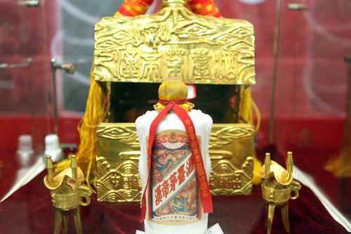 拍出天价茅台酒：890万！