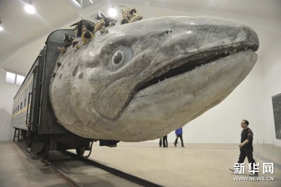 参观者在北京798艺术区观看“鱼头列车”