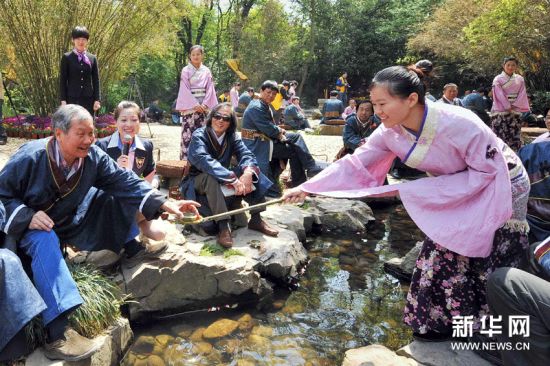 4月19日，中外书法家在绍兴兰亭进行仿古“曲水流觞”雅趣活动