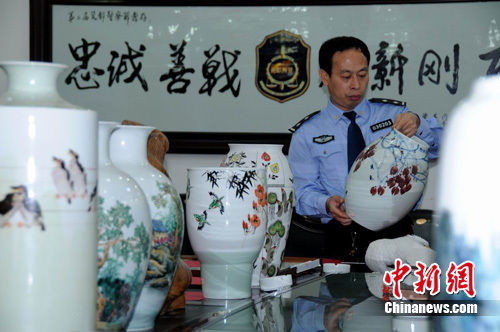 江西省景德镇市公安局民警为被骗的陶艺大师退回陶瓷作品。 石卫明 摄