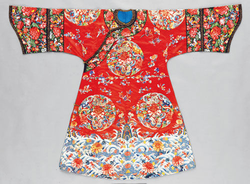 清道光红色缎绣八团喜相逢花卉纹吉服袍