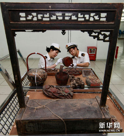 海关工作人员在检查截获的文物（5月11日摄）。新华网图片 张建林 摄