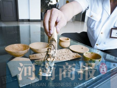“象牙佛像”其实是件树脂外壳水泥心的现代工艺品河南商报记者 王文凯/摄 