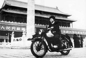 1958年11月中旬，雷锋在天安门前。（照片为闫树军本人提供）
