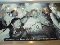 就是这张照片收藏在美国前总统克林顿的博物馆