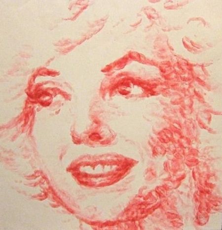 现在的作品还是以肖像画为主，一副肖像画一般需要吻画纸上千次