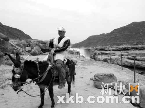 李晨2007年带学生赴壶口瀑布写生时所拍照片