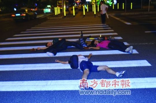 这次“死”是为了纪念一次车祸。