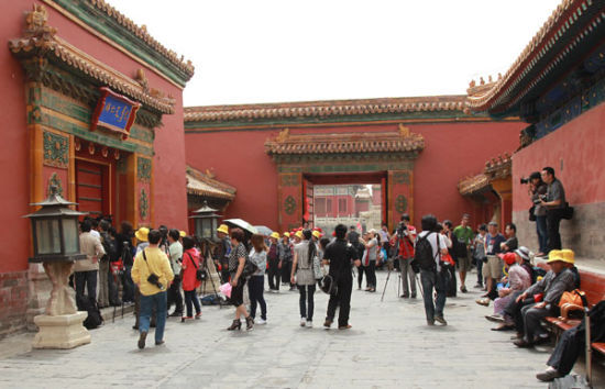 2011年5月11日，北京故宫博物院与香港两依藏博物馆共同召开新闻发布会，通报《交融??两依藏珍选粹展》展品失窃信息。进入斋宫的仁寿门被封闭，大批记者在门外守候