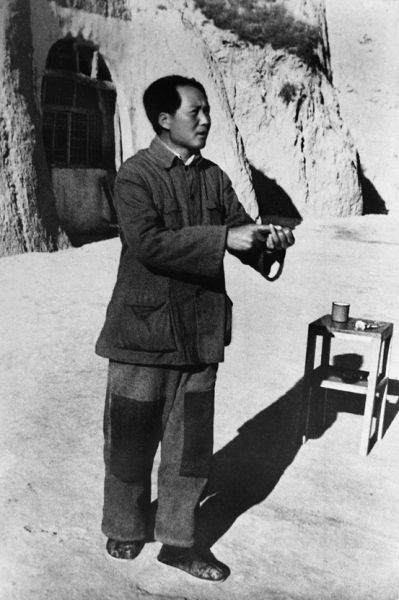 《1942 年毛泽东在延安窑洞前的报告》