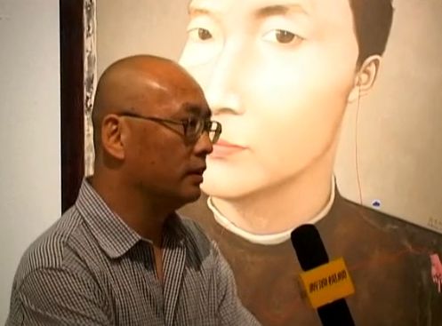 张晓刚在自己的作品前