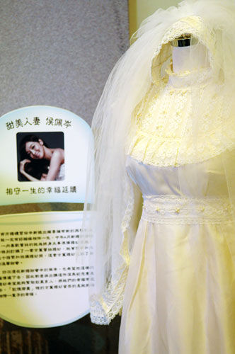 侯佩岑割爱古董婚纱