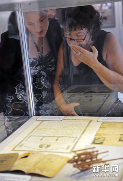 观众在德国柏林中国文化中心观看“犹太难民与上海”展览展出的实物
